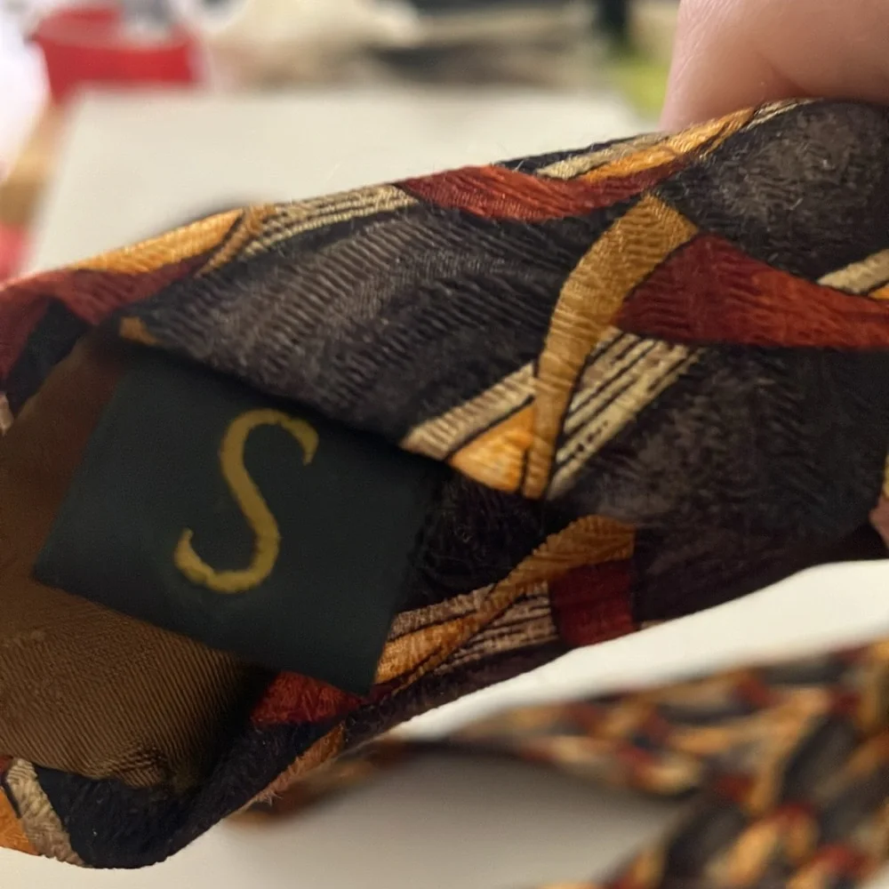 FINAL MARKDOWN Robert talbott Geometric Patterned Tie in Black and Gold
